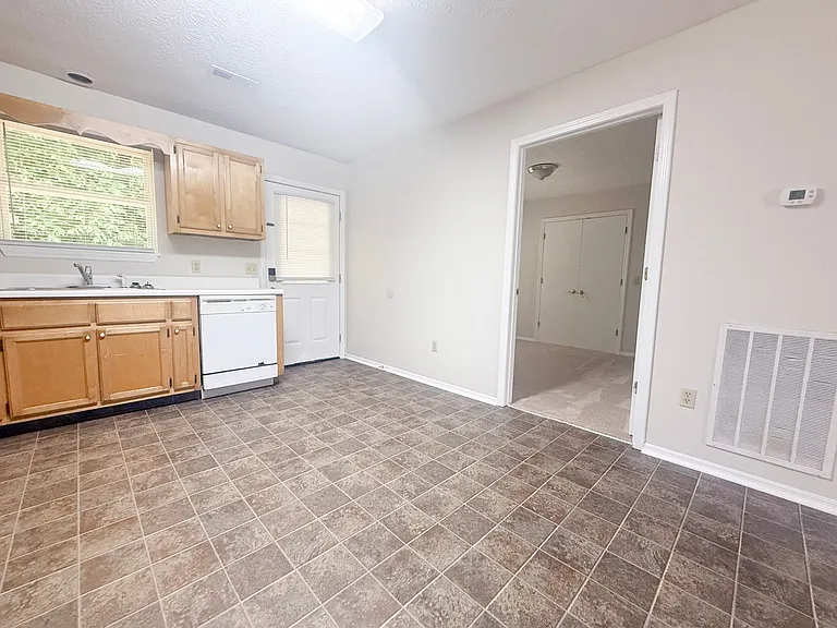 285 E Main St — Photo 8
