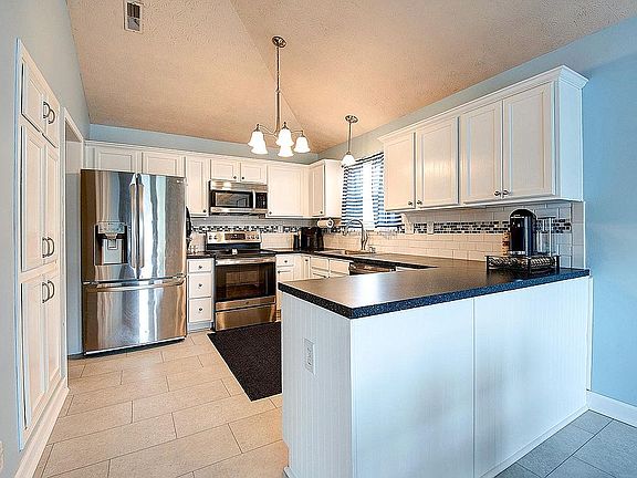 4th image of 655 Marquis Cir