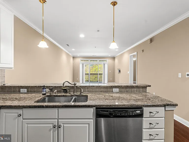2022 Crescent Way — Photo 8