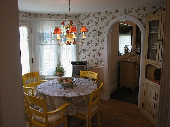 Breakfast room off kitchen