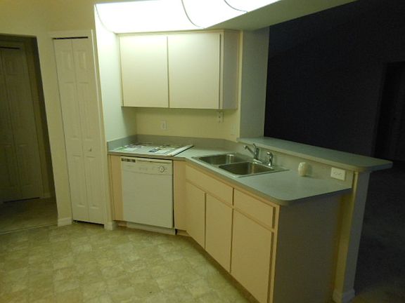 Kitchen with eat at bar