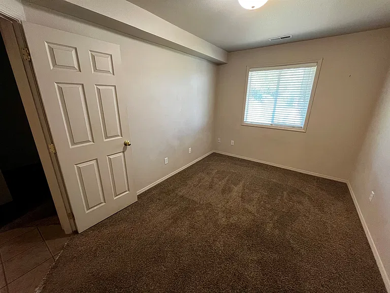2518 Valley View Ct #B — Photo 8