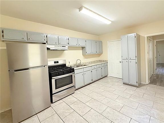 3rd image of 3120 Broadway St