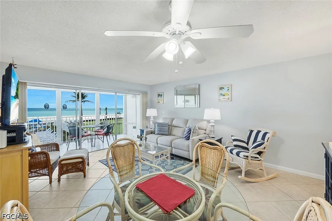 2 bed, 2.0 bath, 944 sqft, $3,400 — Photo 3
