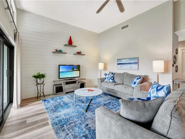 583 Beachwalk Cir #Q-203, Naples, FL 34108