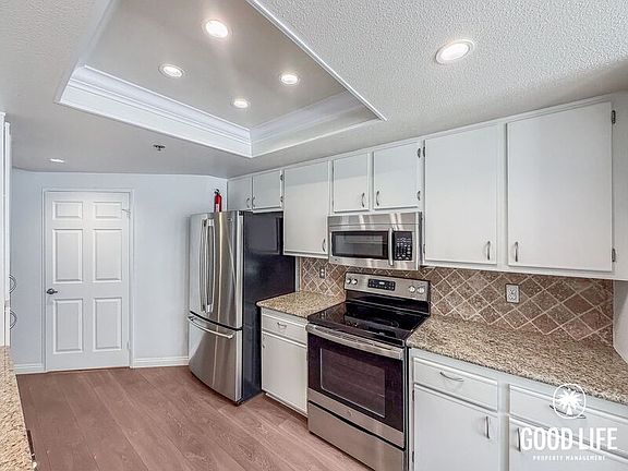 2nd image of 640 Camino De La Reina APT 1109