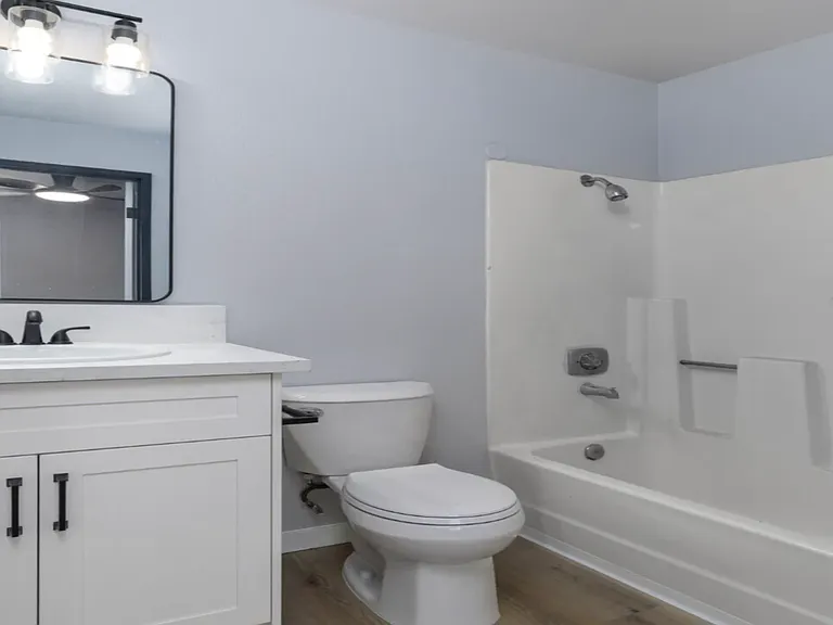 Salt & Vine Oceanside Apartments — Photo 6