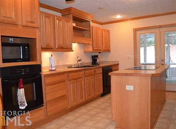 3rd image of 8 Town & Country Dr