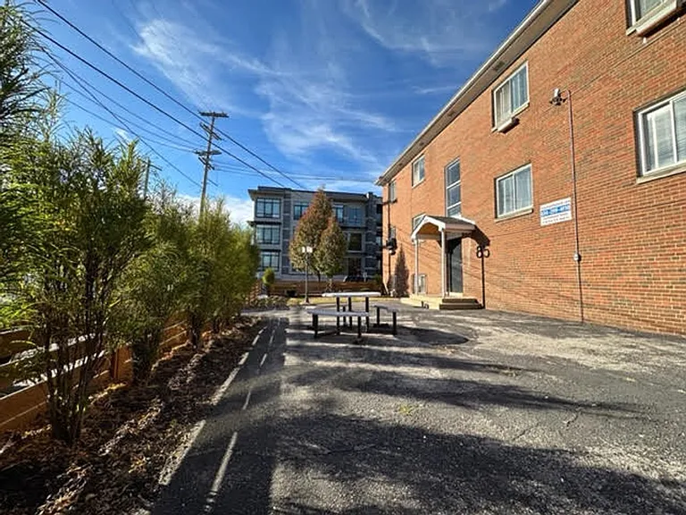 W 3rd Ave 85 NPR — Photo 38