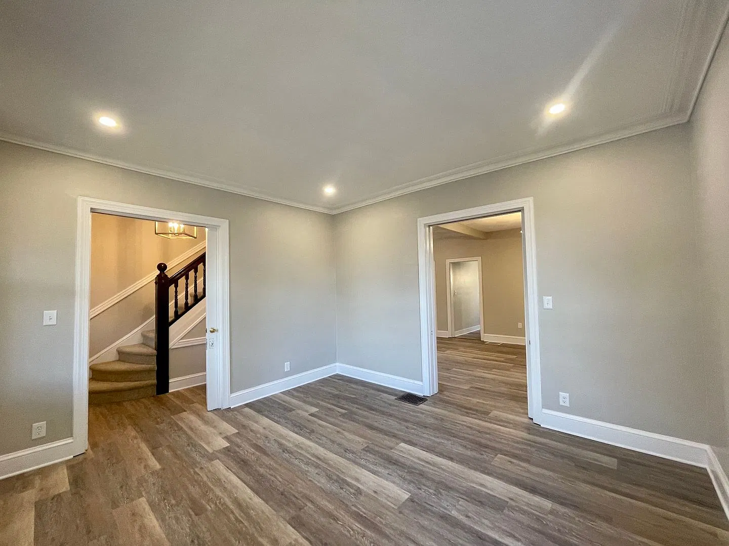4 Bedroom! Freestanding House, Fully Renovated! — Photo 4