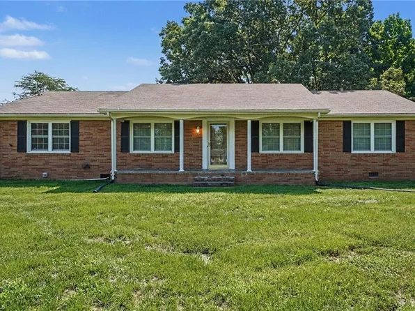 801 Woodard Dr, Whitsett, NC 27377