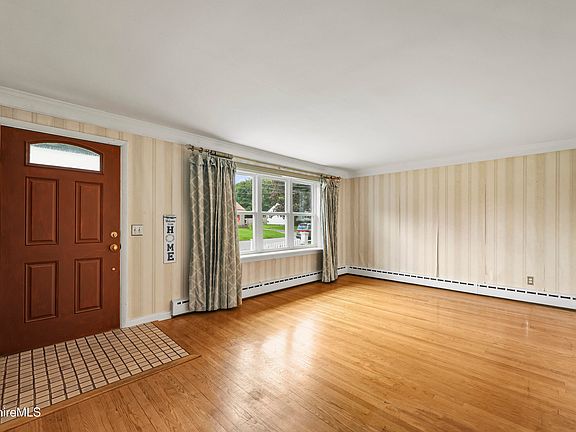 5th image of 8 Velma Ave
