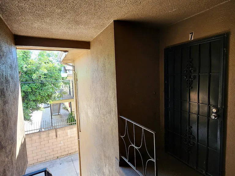 644 E 97th St #7 — Photo 10