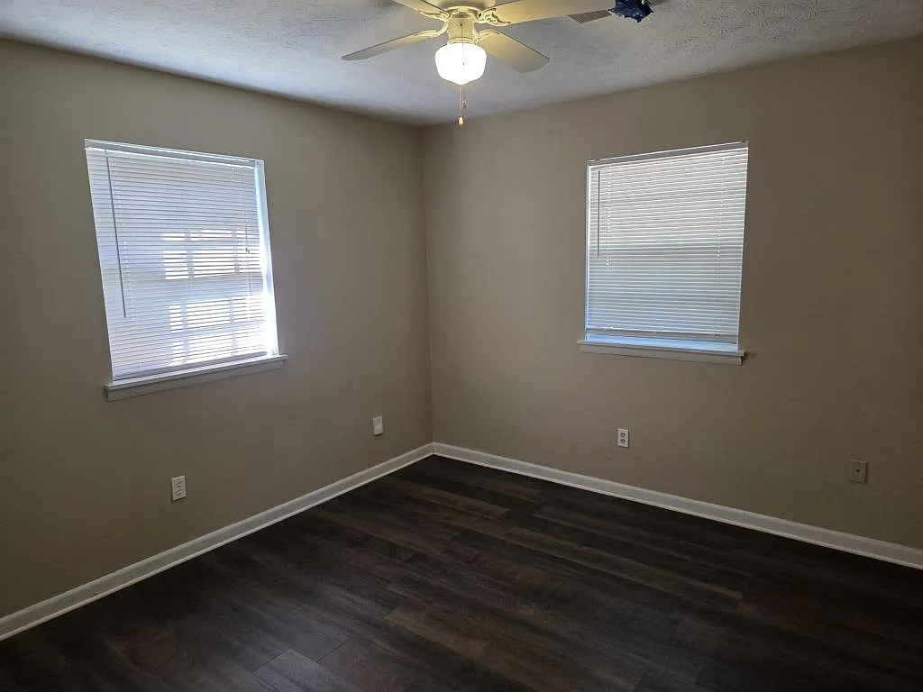 897 Six Oaks Cir — Photo 2