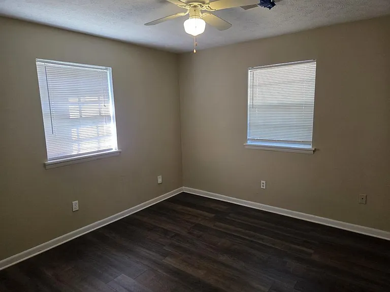 897 Six Oaks Cir — Photo 2