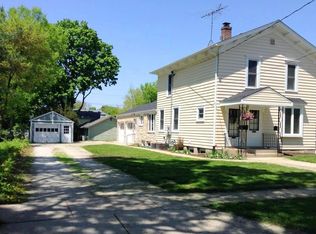 114 S 6th St APT 1, Geneva, IL 60134