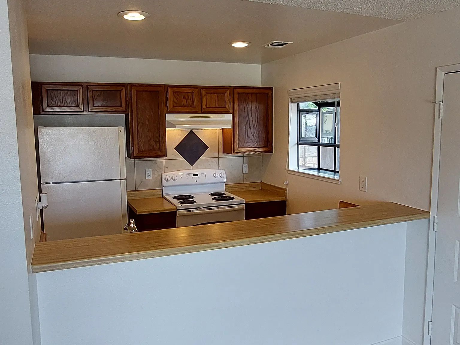 2 bed, 1001 sqft, $1,735 — Photo 3