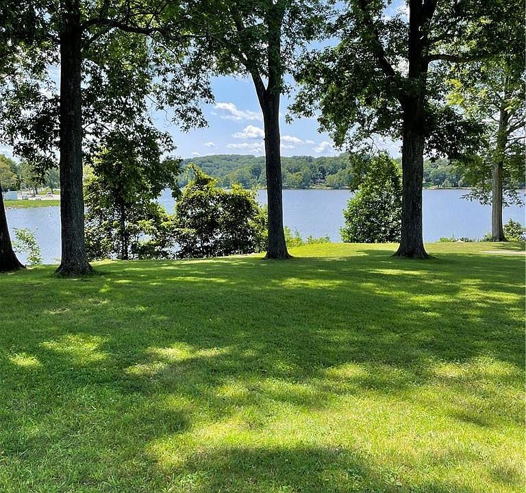 1st image of 152 Lakeshore Drive E