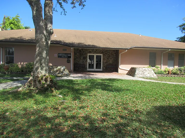 2841 Somerset Dr #205 — Photo 23
