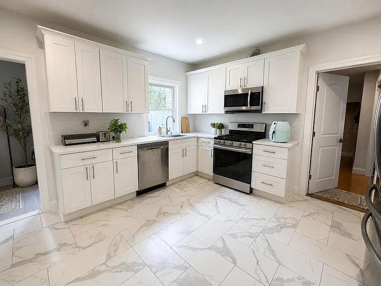 33 Middle St — Photo 1