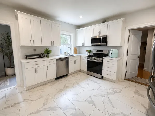 33 Middle St #A, Newton, MA 02458