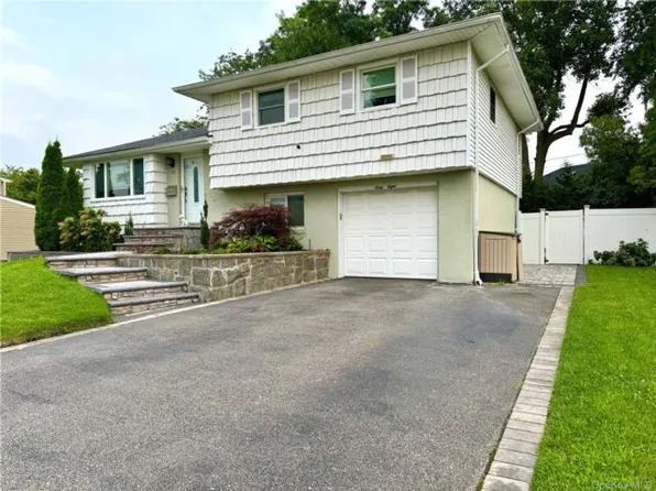 68 Jamaica Ave, Plainview, NY 11803