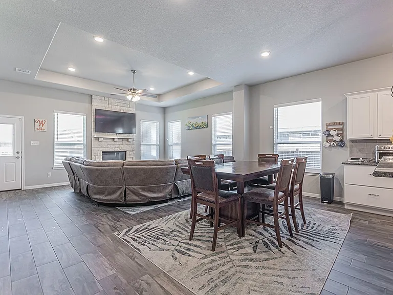 810 Earp Dr — Photo 3