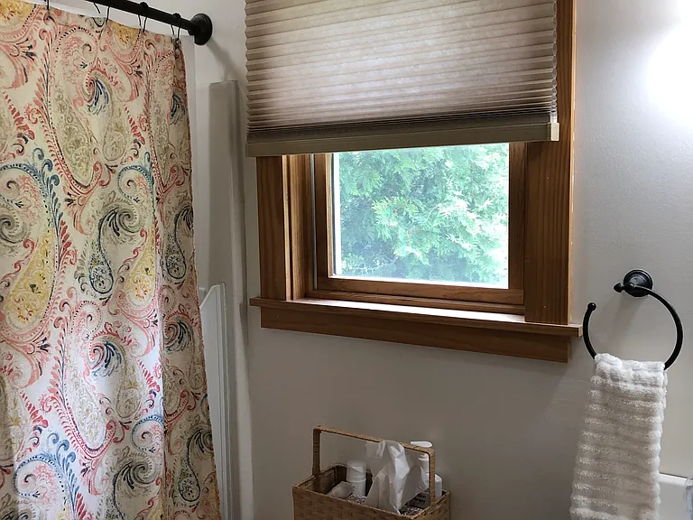 En suite primary bathroom
