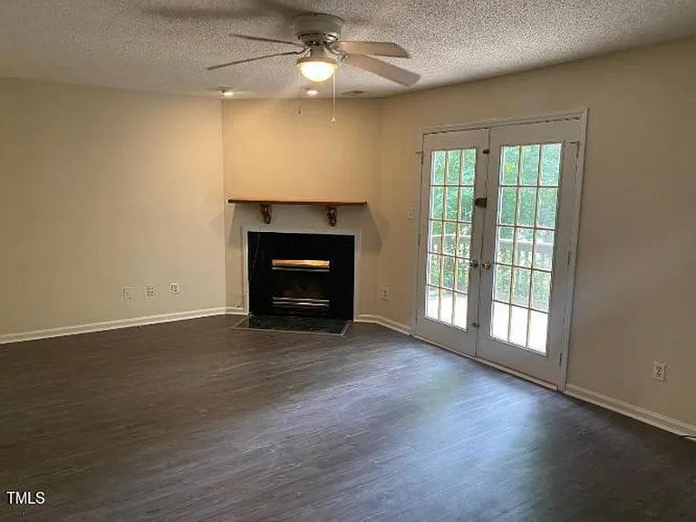 553 Darby Glen Ln — Photo 3