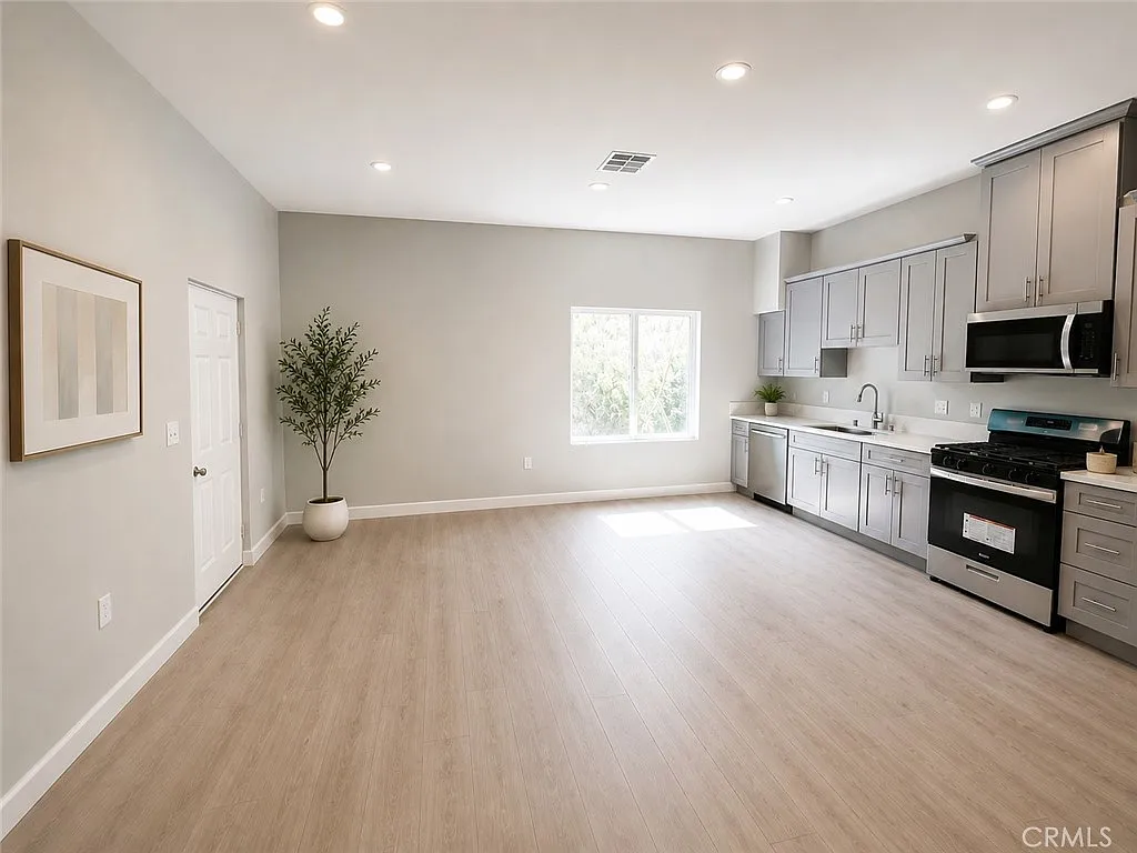 3 bed, 1200 sqft, $3,500 — Photo 2