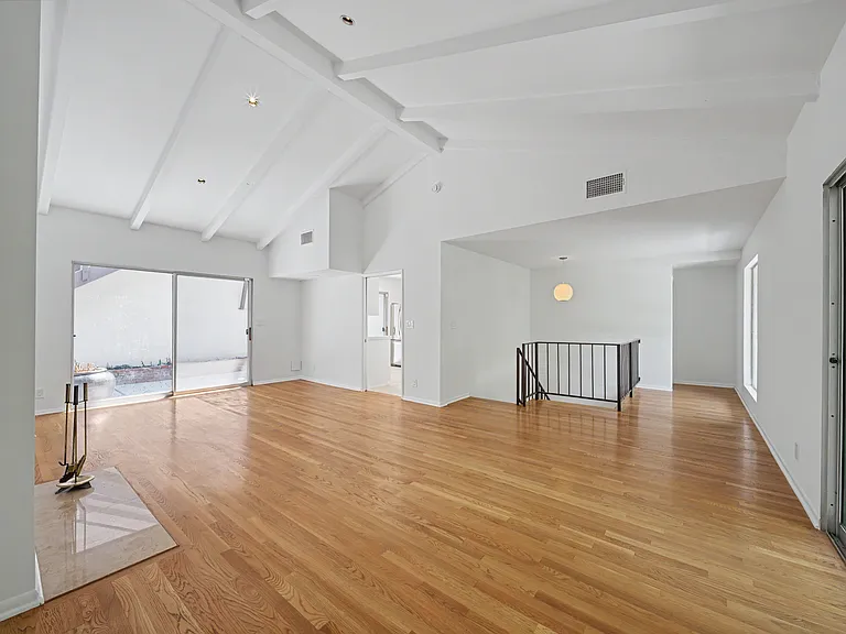 10424 Oletha Ln — Photo 17