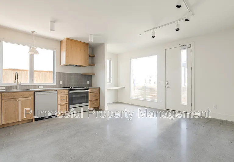 934 Hangar Dr #1 — Photo 6