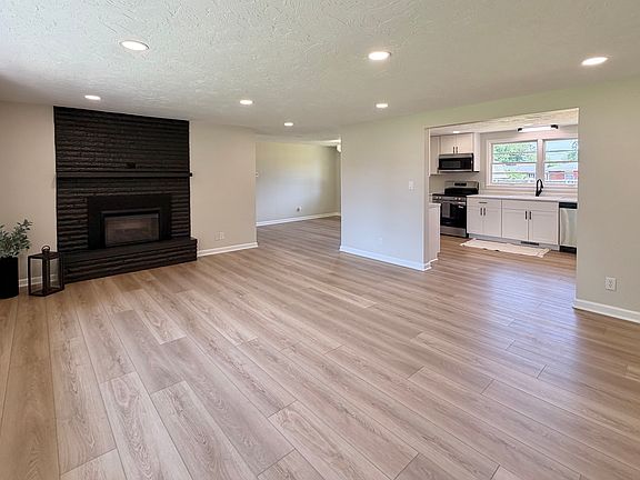 5th image of 2318 E 40th St