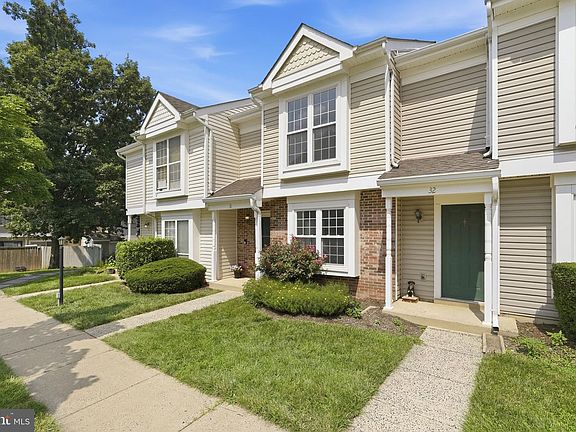 2nd image of 31 Essex Sq
