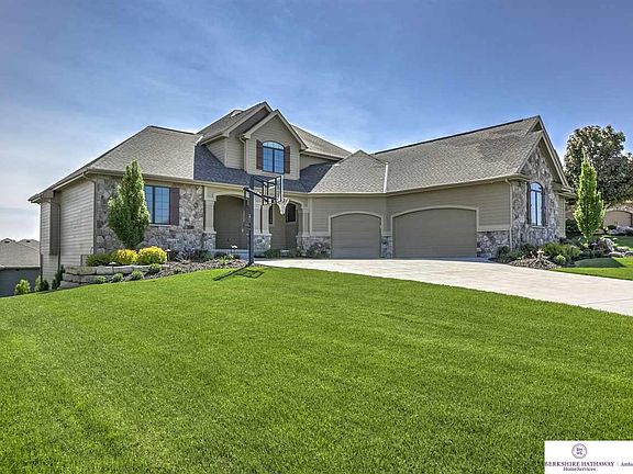 2nd image of 1019 N 190th St