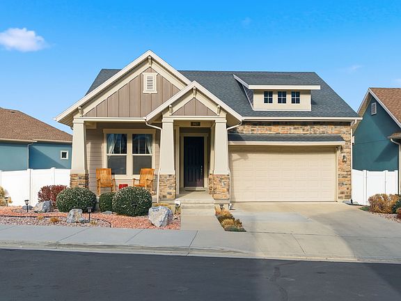 3rd image of 987 E Deer Arch Ln