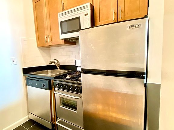 4th image of 409 E 78th St APT 4B