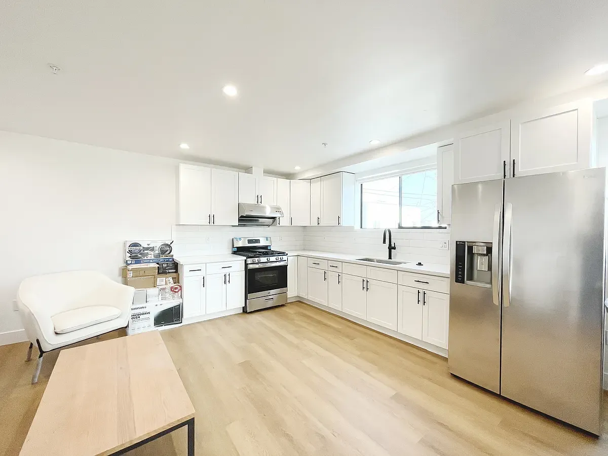 9 bed, 2332 sqft, $898 — Photo 3