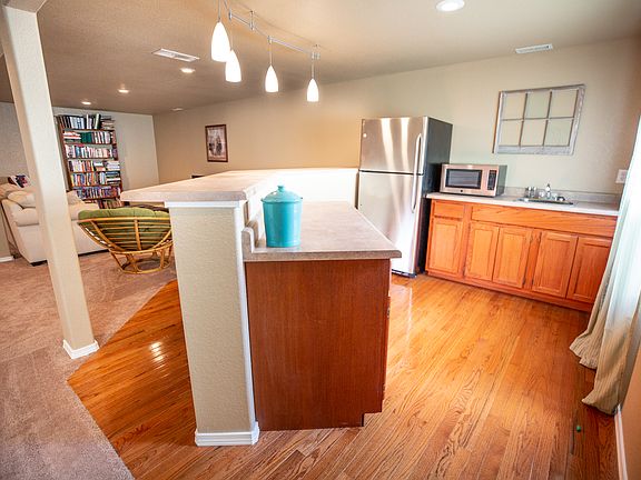 Finished basement/wet bar!