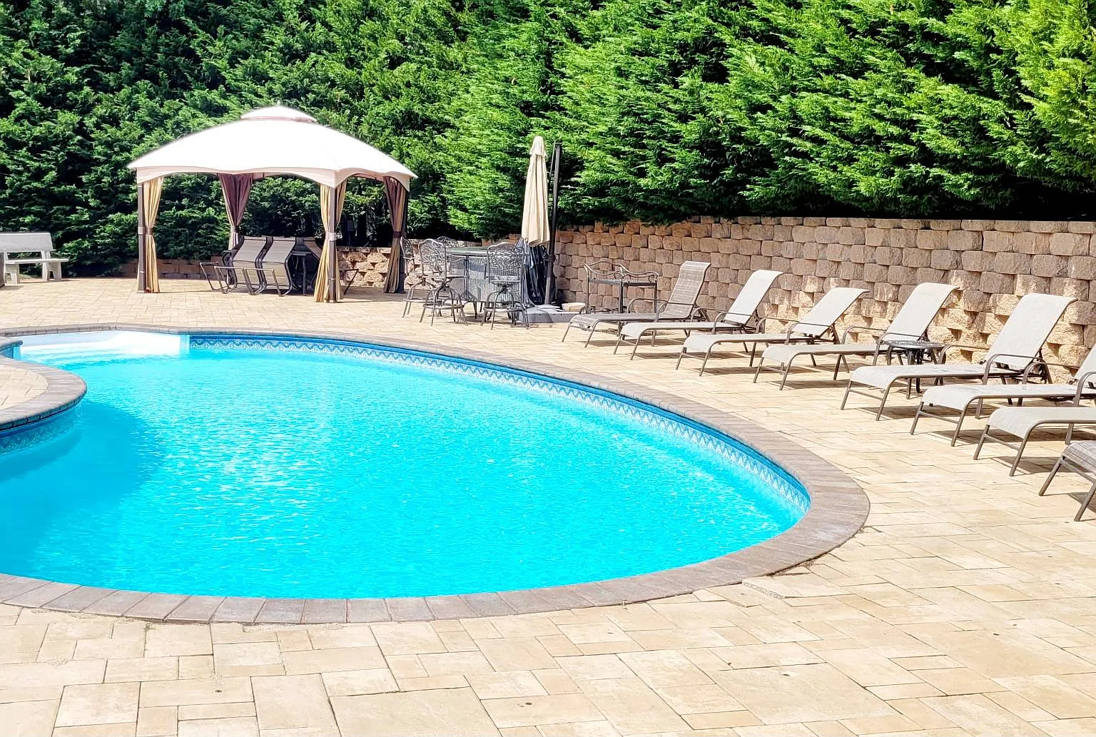 Chic Southampton Pines 5 bedroom with Heated Pool in East Quogue — Photo 2