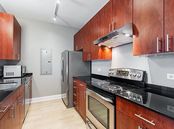 4th image of 565 W Quincy St Unit 1008