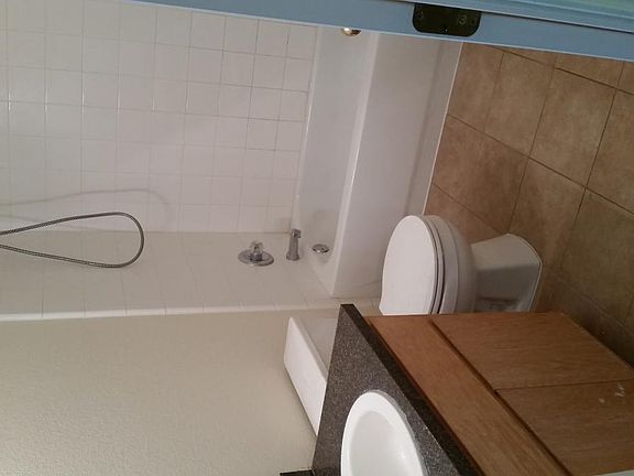 Second bath (tub, single vanity)
