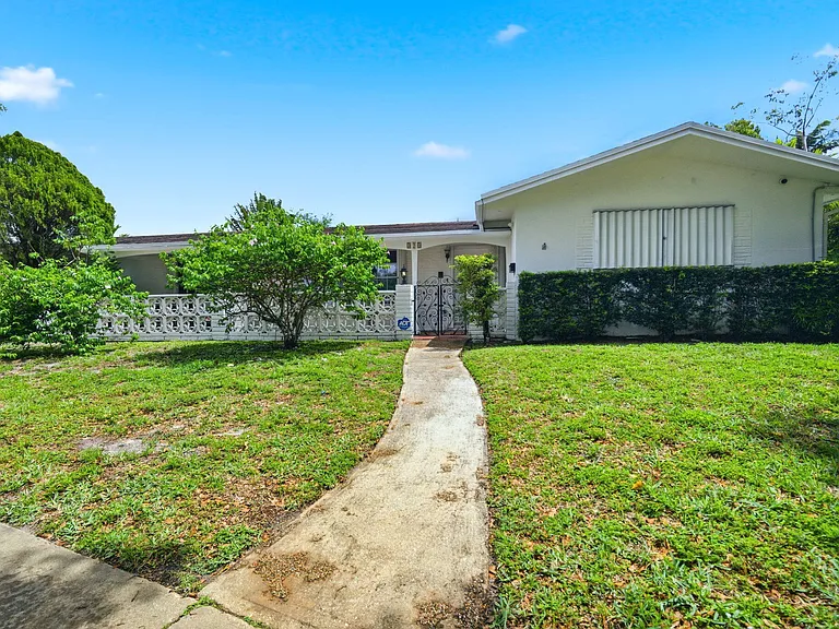 321 E Chaminade Dr — Photo 10