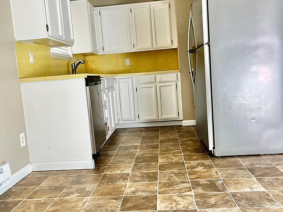 3rd image of 109 Lake Louise Dr SW