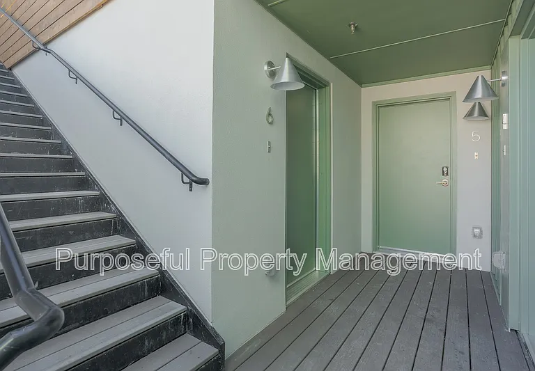 934 Hangar Dr #6 — Photo 2