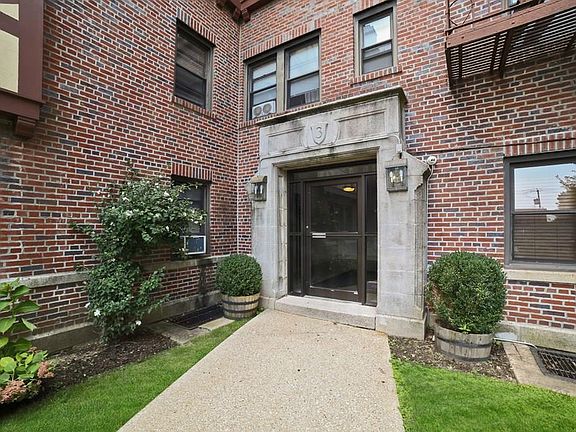 3rd image of 604 Tompkins Ave APT D18