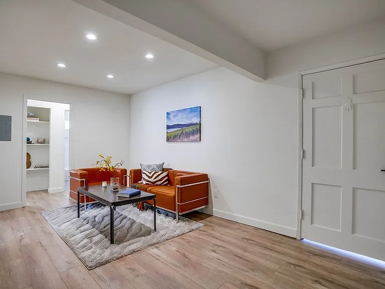 2466 Cedar Ave — Photo 17