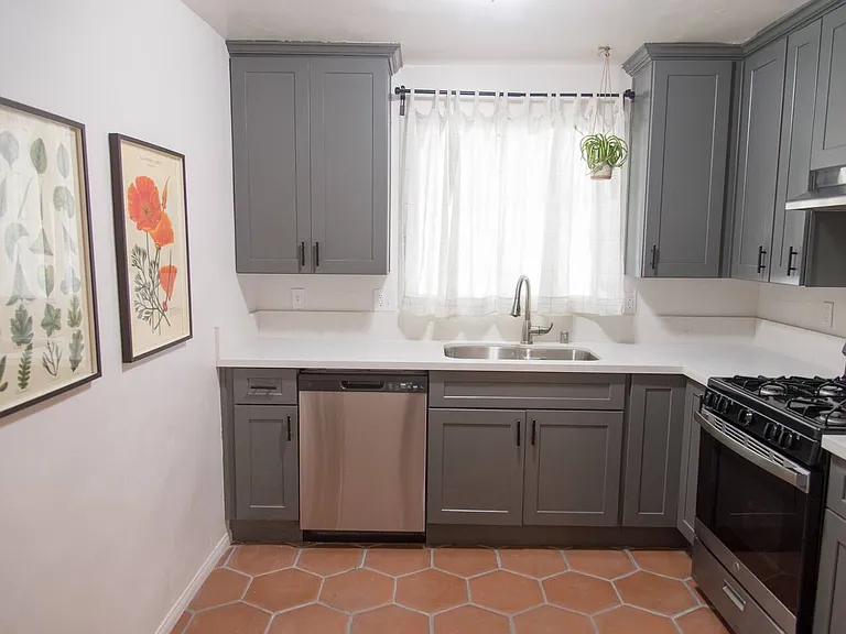 E 4th St — Photo 2
