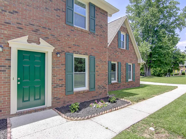 180 Fairfield Cir — Photo 2