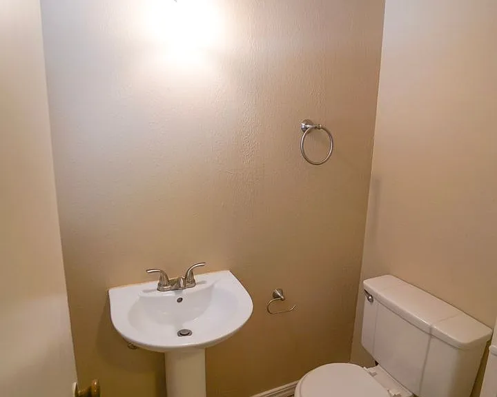1131 W Brooks St — Photo 12